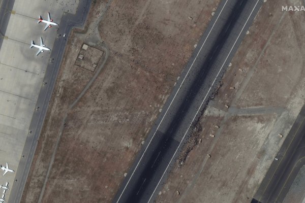 EEUU controla el aeropuerto de Kabul y los talibanes sus inmediaciones
