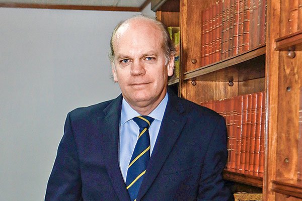 Estudios siguen reforzando área de Derecho Público: exsenador Patricio Walker liderará área en VGC Abogados