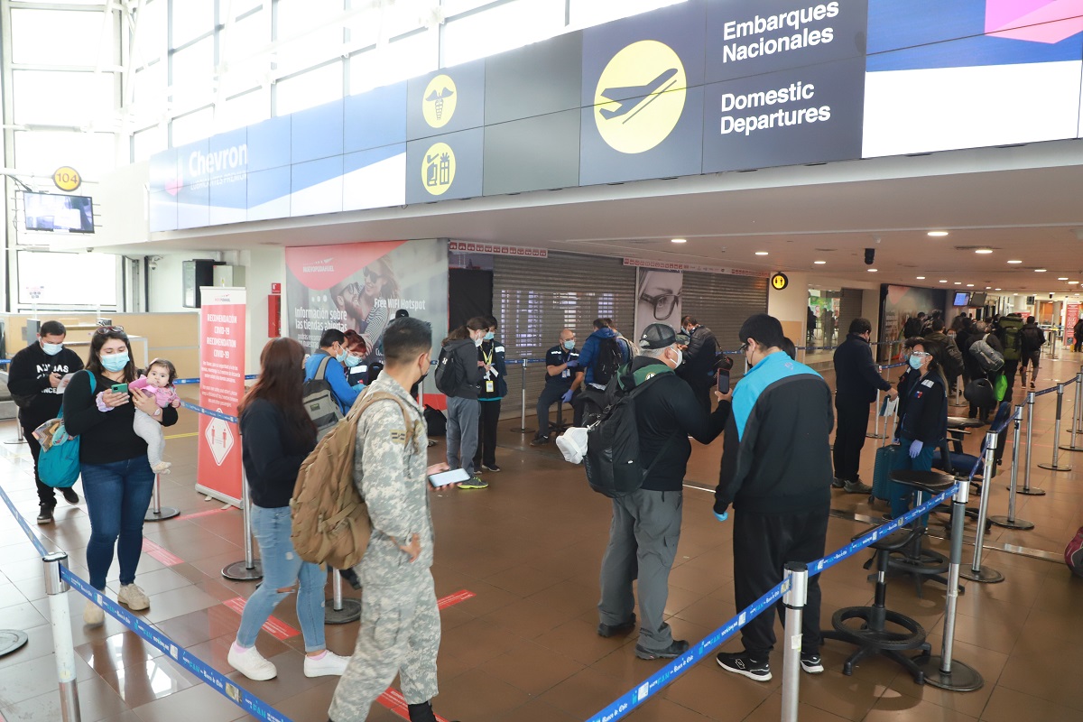 <p>Cómo ha sido la logística anti Covid en el aeropuerto internacional de Santiago </p>