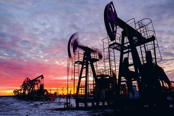 Petróleo cerró su peor semana desde octubre de 2020 con la Fed y China en la mira