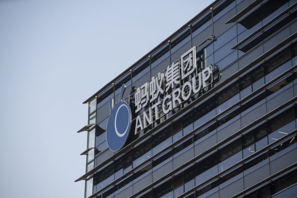 <p>China advierte a miles de funcionarios sobre sus vínculos con las empresas locales</p>
