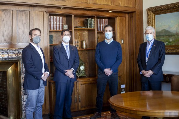 <p>De izquierda a derecha en la imagen: Cristóbal Horwitz de ARH Abogados; Pablo Correa, vicepresidente de BancoEstado; Bernardo Siu, CEO de ETPay; y Ricardo de Tezanos Pinto, presidente de BancoEstado.</p>