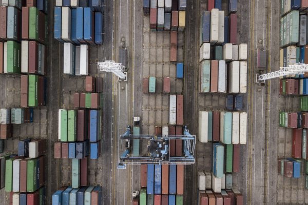 Los barcos reanudan poco a poco las operaciones en el puerto de Ningbo después de un cierre de dos semanas