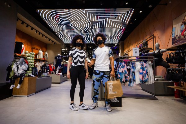 <p>La nueva tienda está ubicada en el piso 4 del Mall Costanera Center. Foto: Adidas</p>
