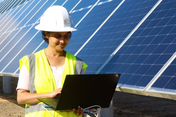 Lanzan becas globales para mujeres que quieran participar en la industria solar