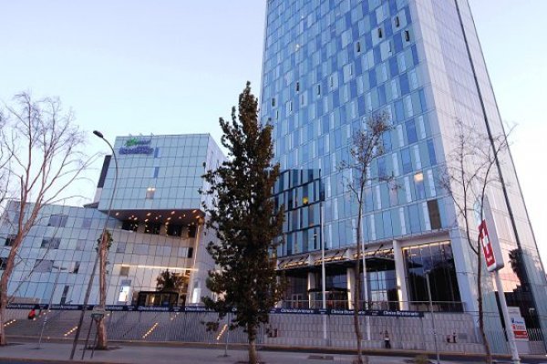 Trabajadores de Clínica RedSalud Santiago inician huelga al no llegar acuerdo en negociación colectiva