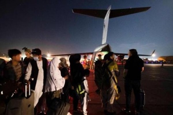 <p>EEUU y Reino Unido piden a sus ciudadanos que eviten el aeropuerto de Kabul por riesgo de atentado terrorista</p>