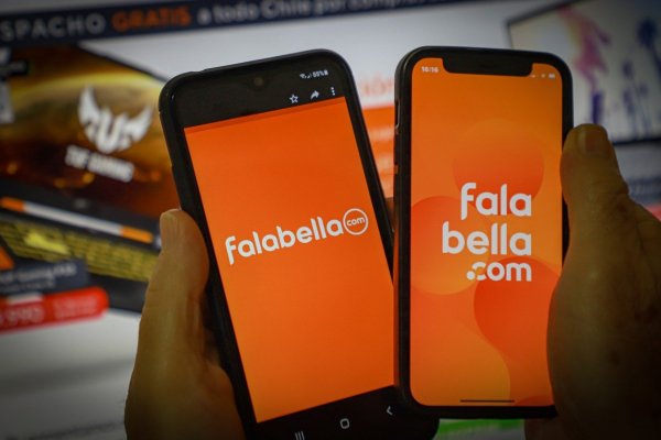 <p>La empresa eliminó el círculo que envolvía el remate punto com (teléfono de la izquierda) y no se descartan más modificaciones. Foto: Julio Castro</p>