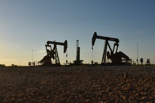 OPEP+ podría reconsiderar aumento en la producción petrolera