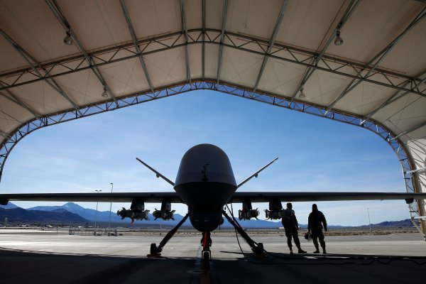 Talibanes toman control de tres accesos del aeropuerto de Kabul y pronto caería en sus manos