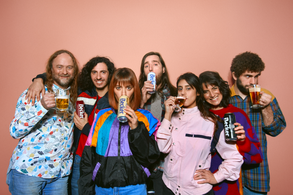La cerveza que busca incentivar campañas de publicidad más reales en Chile