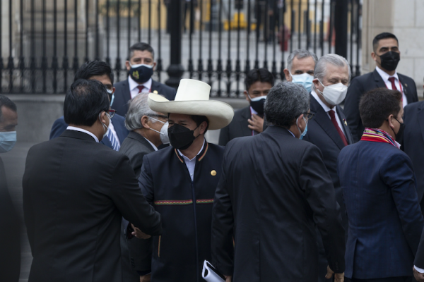 Activos peruanos reaccionan al recorte de calificación soberana y el gobierno de Castillo responde