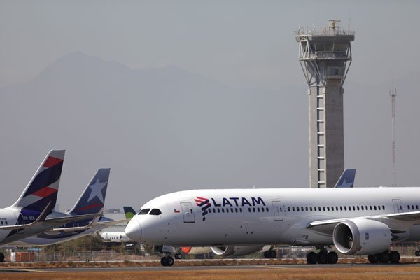 <p>Latam Airlines deberá devolver tasas de embarque a cerca de 400 mil pasajeros por $ 4 mil millones</p>