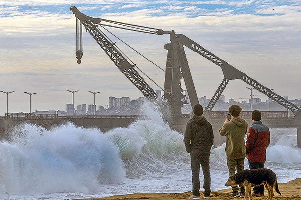 Expertos proponen revisar planos reguladores frente al aumento de marejadas por cambio climático