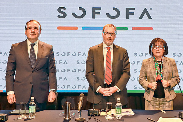 <p>El presidente de Sofofa, Richard Von Appen, junto a sus vicepresidentes Rodolfo Véliz y Victoria Vásquez.</p>