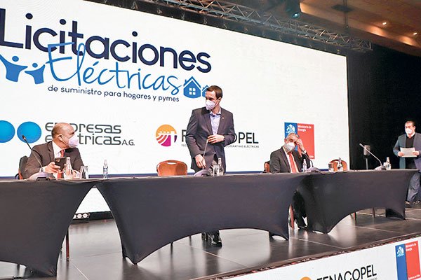 Licitación logra bajar precios de la electricidad y empresas definen proyectos para sus contratos