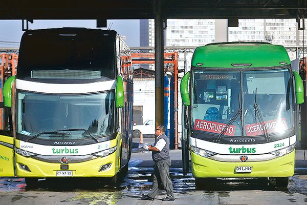 Justicia falla a favor de trabajadores de Turbus y ordena a la firma restituir cargos claves que se eliminaron