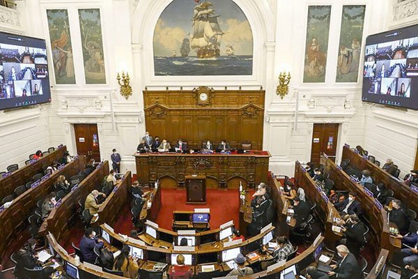 Tras caso Rojas Vade, parlamentarios de RN se activan para legislar sobre mecanismo de renuncia de convencionales