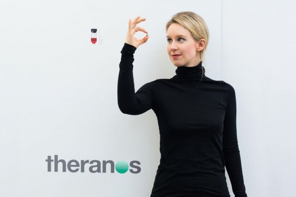 <p>La ex estrella de Silicon Valley y fundadora de Theranos enfrenta juicio, su defensa apunta a que "el fracaso no es un crimen"</p>