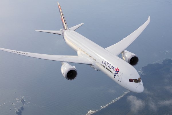 <p>Latam Airlines sigue en picada en la bolsa: dilución de la acción sigue generando inquietud entre los inversionistas</p>