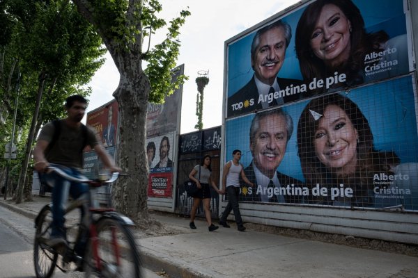 Financial Times: la incertidumbre se cierne sobre el futuro de Argentina tras la masiva derrota electoral del gobierno