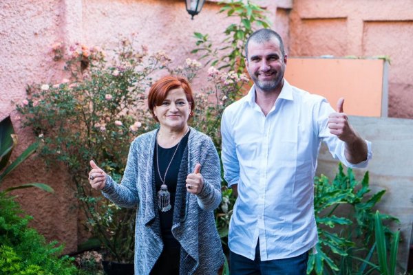 <p>Juan Eduardo Parker, cofundador y CEO de Bravo Héroes, junto a emprendedora.</p>