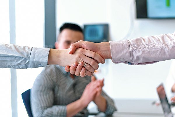 No sólo gratificaciones: las fórmulas que están utilizando las empresas para involucrar a los trabajadores en los negocios