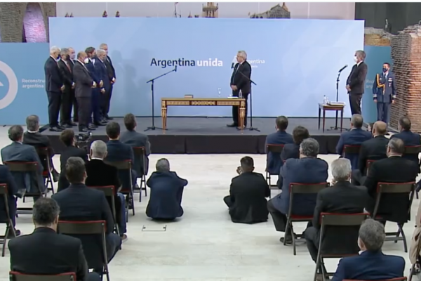 Alberto Fernández toma juramento a sus nuevos ministros tras la crisis que generó la derrota electoral