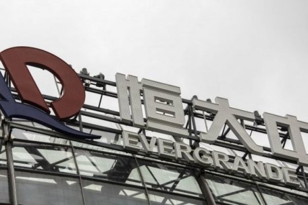 Evergrande sigue cayendo en mercado de acciones y bonos después de que S&P dijera que el desarrollador está al borde del incumplimiento