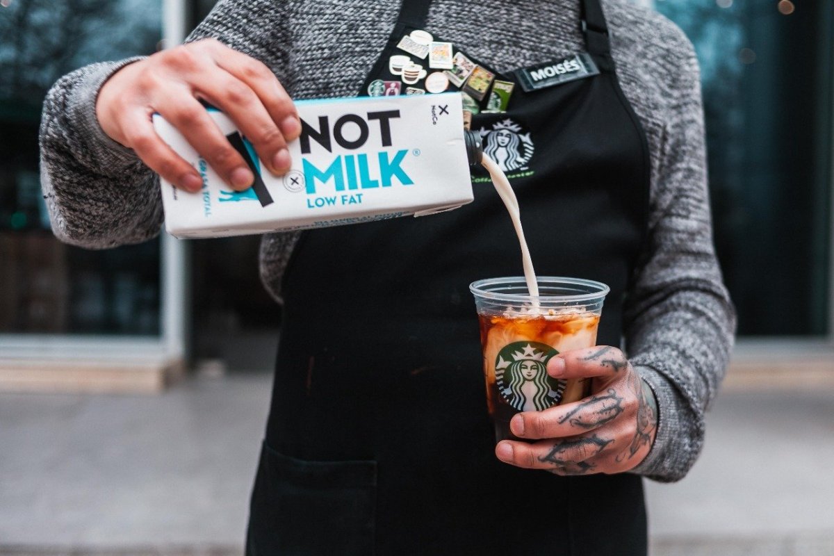 <p>Starbucks y NotCo hacen oficial acuerdo para sumar opciones de origen vegetal a las tiendas de Chile</p>