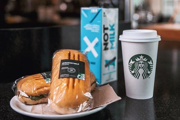 <p>Starbucks y NotCo hacen oficial acuerdo para sumar opciones de origen vegetal a las tiendas de Chile</p>