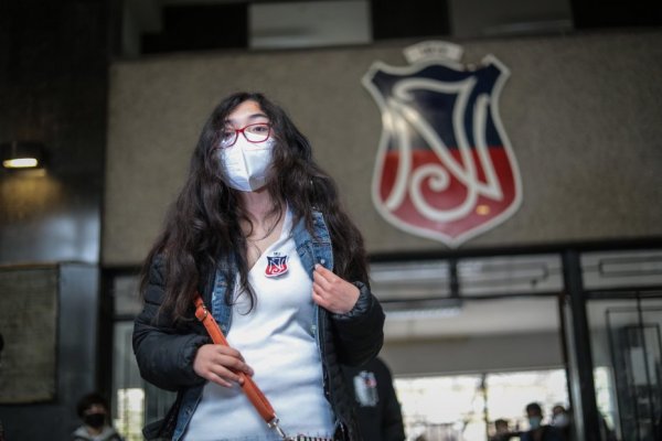 Instituto Nacional recibe por primera vez a estudiantes mujeres en sus aulas