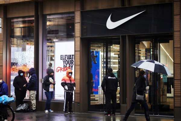 Nike incumple estimaciones de ventas y apunta a costos de flete antes de temporada navideña