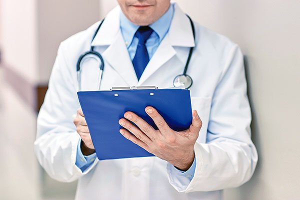 Isapres presenta querella contra 28 médicos por emisión de licencias fraudulentas