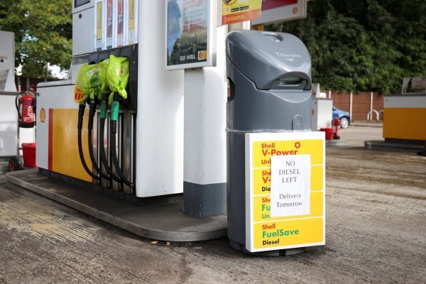 Gobierno británico enfrenta críticas por crisis de suministro y dice que no puede "agitar una varita mágica" para superarla