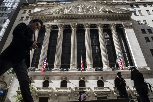 <p>Empresas de EEUU autorizan recompra récord de acciones por más de US$ 870 mil millones</p>