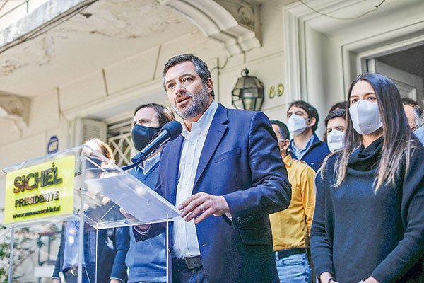 Financiamiento irregular de campaña: Sichel acusa “operación” para desprestigiarlo y DC responde con dureza