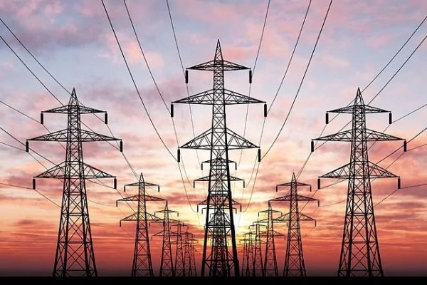 Gobierno español ofrece la paz a Endesa, Iberdrola y Naturgy si bajan precios a las empresas