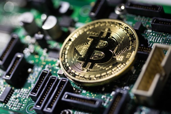 <p>Bitcoin camino a nuevo récord a la espera de debut de primer ETF y pese a orden de cierre de dos firmas de criptopréstamos</p>