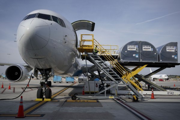 Con los puertos marítimos colapsados, el transporte de carga se está elevando a los cielos