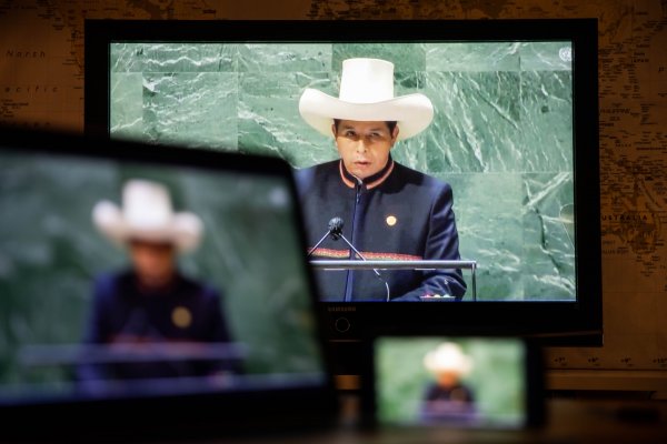 Presidente de Perú Pedro Castillo planea desafiar ley que limita su poder para disolver el Congreso