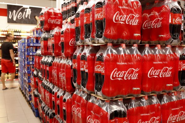Coca-Cola eleva pronóstico de ganancias por aumento en la demanda de refrescos