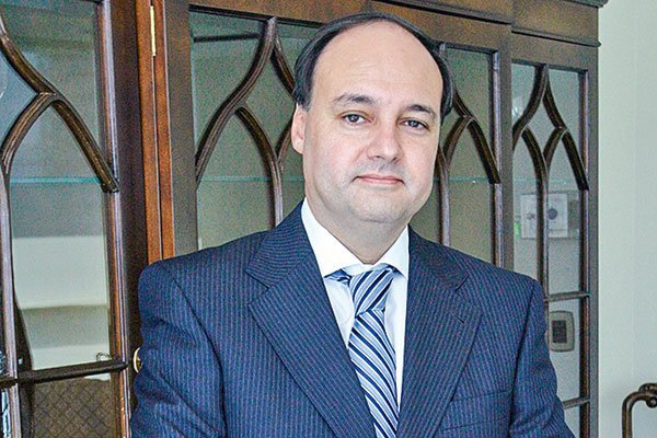 Grant Thornton ficha a exKPMG Cristián Bastián para potenciar su expansión en Chile