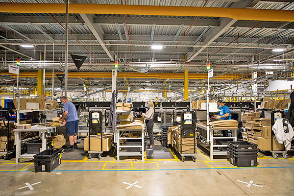 Crisis logística mundial golpea a gigantes tecnológicos ad portas de las compras navideñas