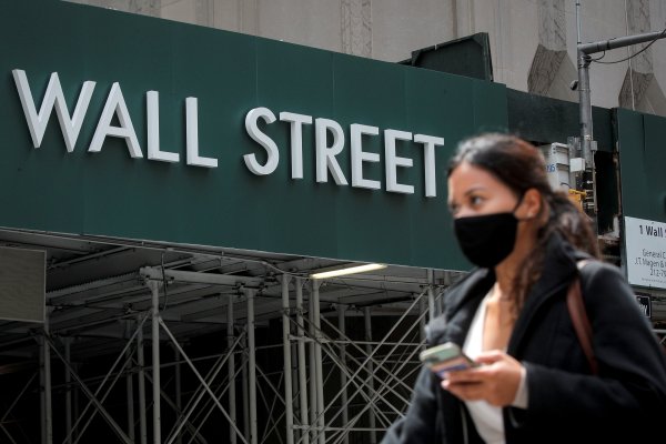 Wall Street sube pese a ralentización del PIB con la mira puesta en Apple y Amazon