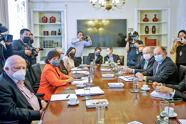 Pensiones, escenario macro y permisos ambientales: los temas que se tomaron el encuentro entre Provoste y los empresarios