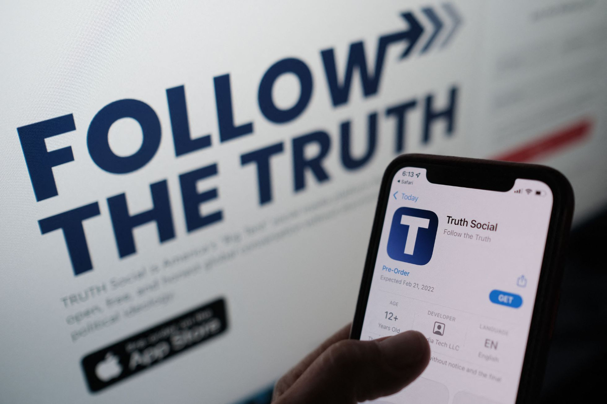 <p>La red social de Trump se estrena con hackeo de Anonymous y alza de acciones</p>