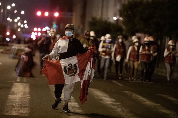 Gobierno de Perú saca al Ejército a las calles de Lima para tratar de contener crecientes desórdenes