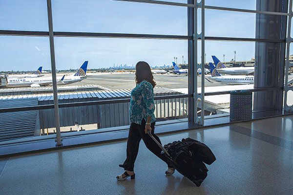 Cómo se preparan las aerolíneas para la temporada de vacaciones, en medio de la escasez de personal