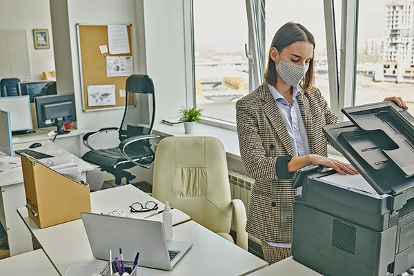 Los ejecutivos de recursos humanos caminan con cuidado en el mundo laboral híbrido